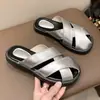 Chinelos para Mulheres 2025 Verão Novo Estilo Trançado Romano Bico Aberto Meio Chinelo para Mulheres Rasteirinhas Preguiçosas Slip-On Sandálias para Mulheres