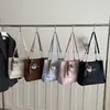 Bolsa de ombro casual e estilosa, nova coleção de verão 2026, bolsa de mão moderna com toque premium, adequada para o dia a dia das mulheres.
