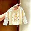 Nova Camiseta Infantil de Manga Longa 2026, Blusa Falsa de Duas Peças com Estampa de Desenho Animado, Camiseta Básica de Primavera e Outono para Bebês Meninos e Meninas