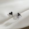 Pendientes pequeños, modernos, ligeros, de lujo, elegantes, negros, bonitos, con cierre de clip, de alta calidad, con espiral antimosquitos y sin orejas.