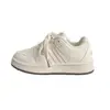 Sapatos Brancos Versáteis Femininos 2026 Novos Sapatos de Outono Esportivos Casuais Sapatos de Lona Sola Grossa Estilo Universitário Sapatos de Pão Tendência