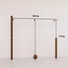 Estante de ropa de acero inoxidable montado en la pared para tienda de ropa, estante vintage color veta de madera de nogal, exhibidor de piso para ropa de mujer