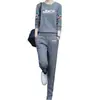 Conjunto de dos piezas para mujer de otoño e invierno: sudadera holgada de estilo casual con estampado de letras y cuello redondo de manga larga, y pantalón de chándal ajustado
