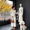 Vestido de Punto Ligero Maduro Adelgazante Estilo Francés Hombros Descubiertos con un Diseño Único para Otoño e Invierno, Elegante Vestido Largo Base de Suéter
