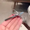 Presilha de cabelo de laço de couro prateado única e estilosa, prendedor bico de pato popular online, novo prendedor lateral, grampo de cabelo para mulheres, prendedor de franja