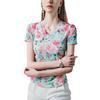 Camiseta de Malha Estampada com Decote V Feminina de Manga Curta Plissada Esconde-se da Pele Emagrecedora Verão 2024 Nova Estilo Ocidental Reduzir Idade Pequena Camisa Feminina