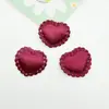 Venta Caliente Color Sólido Satén Encaje Corazón Tela Accesorios DIY Soporte de Insignia Hecho a Mano Accesorios Guka Fabricante Mayorista
