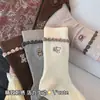 Calcetines nuevos para mujer de otoño e invierno hasta la pantorrilla, bordados con lindos osos de dibujos animados, estilo universitario coreano, calcetines sin costuras, al por mayor