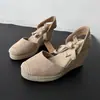 Novidade Verão 2026 Sapatos Femininos de Palha com Salto Anabela, Alpargatas Femininas de Camurça com Cadarço, Sapatos Femininos Retro para Aumentar a Altura, Atacado para Exportação