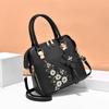 Bolso de mujer de fábrica al por mayor moda bordado bolso de mano para mediana edad 2023 ambiente simple bolso de hombro bandolera bolso de madre