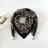 Bufanda de Seda con Hebilla Magnética para Mujer, Pañuelo Cuadrado, Bufanda con Colgante Perezoso, Protector de Cuello de Moda de Lujo Ligero, Bufanda Versátil de Moda para Viajes
