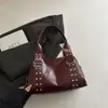 Bolsa de ombro vintage para comércio exterior para mulheres 2026, nova bolsa de ombro transfronteiriça estilo punk versátil estilo motociclista com tachas moderna