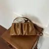 Bolsa de Axila Design de Nicho Feminina 2026 Nova Moda de Verão Bolsa de Ombro Único Nicho Super Popular Bolsa Transversal Nuvem