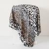 Bufanda de seda con estampado de leopardo de venta caliente transfronteriza 90*90 cm Bufanda cuadrada grande Bufanda de seda de imitación Pañuelo casual para la cabeza de mujer