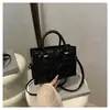 Bolsa Satchel Elegante com Relevos Pequena Quadrada para Mulheres 2025 Novo Estilo Início de Outono Moda Retrô Simples Bolsa de Ombro Cruzada