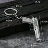 Chaveiro modelo pistola, pingente de arma de fogo em liga vintage, acessório para bolsa masculina, mercadoria de jogo, atacado de pequenos presentes