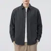 Colección nueva 2026: camisa de manga larga para hombre en un estilo retro, doblemente cepillada y tejida en color, que encarna una estética de "dinero viejo", con un diseño retro americano simple y discreto, creando un look de prenda exterior ligero y lujoso