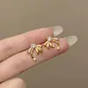 Exquisito Lazo de Cinta con Corazón Incrustado de Diamantes, Pendientes de Estilo Nuevo, Lujo Ligero, Sensación de Alta Gama, Versátiles Pendientes de Botón Dorados