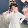 Jaqueta Forrada com Fleece para Meninas Outono Inverno 2026 Novo Estilo Crianças Lã de Cordeiro Quente Top Doce Bebê Elegante Suéter Peludo
