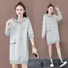 Vestido Suéter Tamanho Grande 200 Jin Feminino Comprimento Médio Vermelho Brilhante Novo Primavera Outono 2025 Redutor de Idade Com Capuz Estampa de Letra