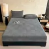 Lençol de Cama de Leite Engrossado Ajustado Peça Única Coral Fleece Esculpido Cobertura de Cama Totalmente Fechada Cobertura de Cama Tatami Conjunto de Três Peças Comércio Exterior Atacado