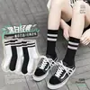Meias femininas de primavera e verão, meias de cano médio com listras paralelas, meias colegiais da moda, meias de felpa preto e branco para Instagram, meias de algodão japonesas e coreanas, atacado