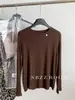 Nuevo modelo de otoño temprano 2026, camiseta básica de manga larga con hebilla metálica y costura central en la espalda, hecha de lana de oveja suave y agradable para la piel