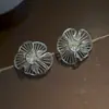 Brincos de Tachas Florais Plissados com Design Único e Sensação de Alta Qualidade, Brincos Tridimensionais Versáteis e Exquisitos para Mulheres