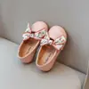 Moda Feminina Nova para Primavera e Outono 2024 Sapatos Versáteis de Couro Solado Macio Mocassins Bordados com Laço para Meninas Sapatilhas de Cor Sólida