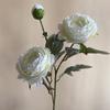 [Material de flor blanca] Arreglo floral de hortensia, rosa, flor de pasto escarchado con decoración de material de hoja de niebla de techo de pasto, flor de simulación para boda