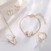 Han Feng Joyería Elegante para Mujer Mariposa Rosa con Goteo de Aceite Creativo Estilo Chanel Collar Pulsera Pendientes Anillo Juego de Cuatro Piezas