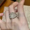 Como uma Borboleta na Natureza, Anel Vintage com um Estilo Fashionável Old Money, Anel Dourado com um Toque de Luxo Leve e High-End, Anel Aberto