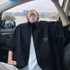 Camisa Manga Curta Preta para Homem Verão 2026 Novo Estilo Estilo Hong Kong High-End Solta Casual Camisa Cardigan de Meia Manga para Homem