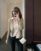 Design estiloso e atmosférico, um look de duas peças com cardigã de tricô e camisa integrada, top emagrecedor para mulheres, nova coleção de início de outono H091615