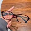 Gafas de lectura Red Riding Book con montura grande, estilo ojo de gato, cómodas y ultraligeras, con montura cuadrada TR90, que los estudiantes pueden cerrar.