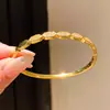 Bracelete Radiância Dupla Diamante Dourado~Folheado a Ouro Real 18K Zircônia Hexagonal Versátil para o Dia a Dia Joia de Mão com Toque de Luxo Leve