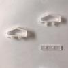 Venta al por mayor en stock: Hebilla triangular de plástico con orificio para avión, accesorios para embalaje, gancho para caja, hebilla colgante de plástico, casquillo, gancho de caja de color