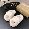 Chinelos peludos diários para mulheres, antiderrapantes, novo design de desenho animado, estilo quente de inverno, design fofo de porco, 2026, confortáveis para uso doméstico, bico fechado, sola plana