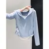 Top com capuz em cor contrastante preto e branco de outono para mulheres, camiseta de manga longa com zíper parcial e cordão para ajuste na cintura, estilo duas peças falsas