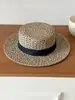 Chapéu de Palha Natural Oco de Alta Qualidade com Aba Reta para Mulheres, Versátil para Passeios de Primavera e Verão, Fedora Pequeno Estilo Vintage Old Money