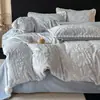 Juego de ropa de cama de cuatro piezas de terciopelo de leche con estampado floral de conejo y ribete de pompón, funda de edredón y sábana de forro polar coral, juego de tres piezas para dormitorio