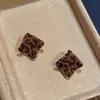 Pendientes de Tuerca Geométricos de Diamante con Estampado de Leopardo Otoño Invierno para Mujer 2026 Nuevos Pendientes Trendy Elegantes Retro Estilo Hong Kong Sentido del Diseño Adornos para Orejas