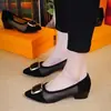 Sandálias femininas casuais e confortáveis com bico fino, malha, salto baixo grosso, design vazado, respiráveis, novidade de verão 2026