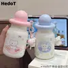 Botella de agua estilo estudiante, minimalista, linda y moderna con un alto atractivo estético, que presenta un diseño portátil, estilo popular de celebridad de internet, motivos de dibujos animados y una pajita de acero inoxidable y construcción aislada.