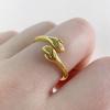 Anillo de abrazo de manos tricolor transfronterizo, anillo ajustable de apertura suave y simple, fabricantes de anillos de pareja al por mayor para mujeres