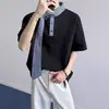 Camiseta de Manga Corta con Cuello Patchwork para Hombre, Nueva Tendencia Verano 2026 Diseño de Marca con Cinta, Corte Holgado, Top de Media Manga de Nicho