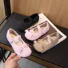 Zapatos Mary Jane de Cuero con Patrón Bordado Hueco para Niñas 2026 Primavera Nuevos Zapatos de Moda Slip-On Poco Profundos con Lazo