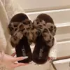 Chinelos peludos versáteis e estilosos estilo coreano para mulheres, adequados para uso externo, novo modelo de outono de 2026, chinelos peludos casuais confortáveis de sola plana, para calçar e tirar facilmente