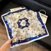 Lenço Quadrado de Seda Falsa com Estampa Paisley Vintage 70cm Lenço de Cetim com Estampa de Zebra Estampa de Castelo Acessório para Terno Camisa Lenço de Pescoço