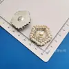 Coroa de Strass e Pérola Estilo Chanel Coração Flor de Cinco Pétalas Acessórios de Plástico DIY Presilha de Cabelo Capa de Celular Fivela de Sapato Adesivo